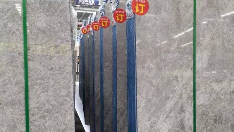 人造石与岩板餐桌：材质对比与选购建议